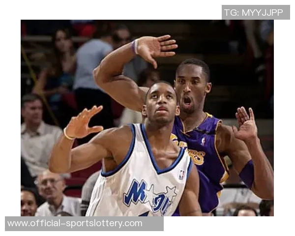 这球麦迪球迷熟！科比·怀特晃起麦科勒姆对抗出手打成3+1——篮球场上的精彩瞬间解析